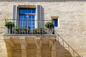 Pourquoi acheter un bien immobilier ancien dans le Var ?