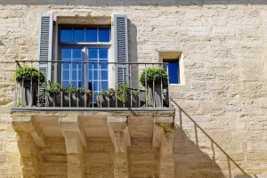 Pourquoi acheter un bien immobilier ancien dans le Var ?